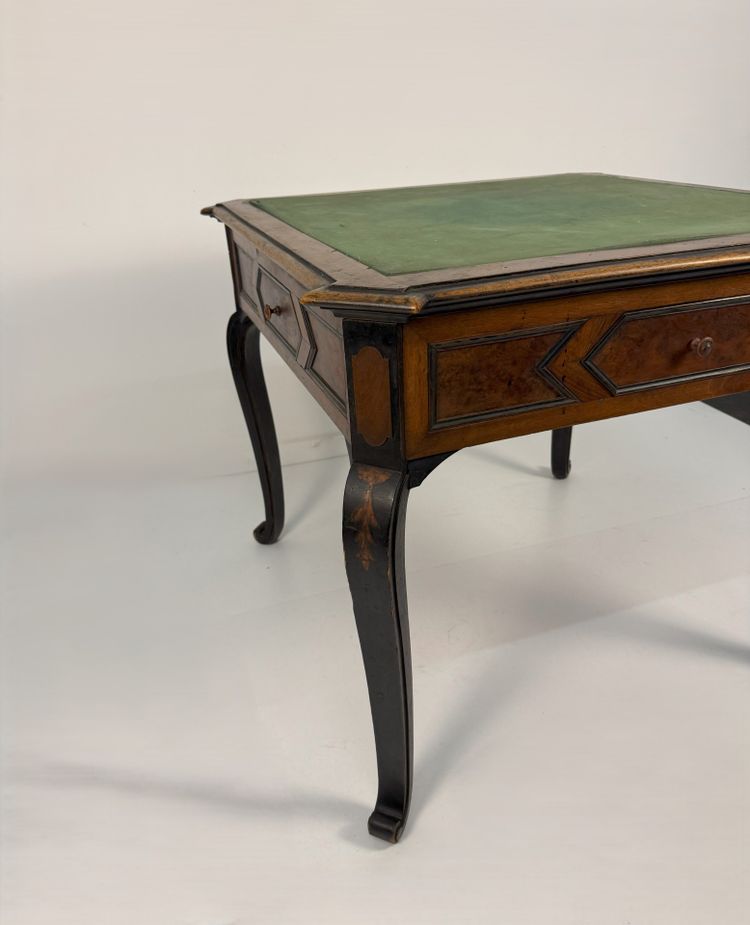 Table à jeu en placage de noyer, XIXe siècle