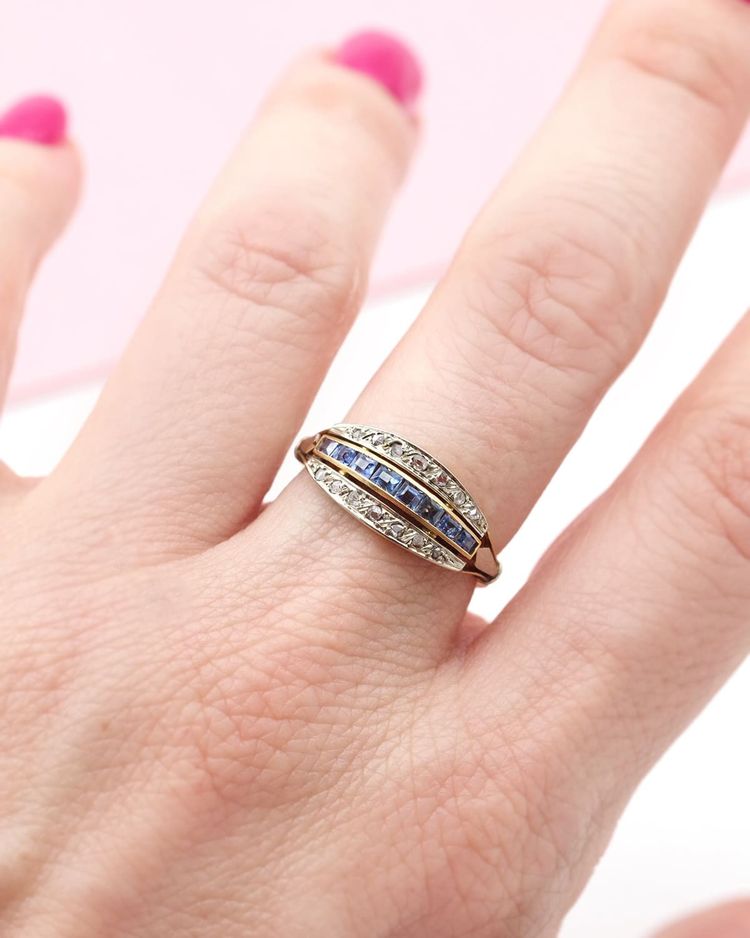 Anello di fidanzamento con giarrettiera Art Déco in oro 18 carati e platino con zaffiri e diamanti