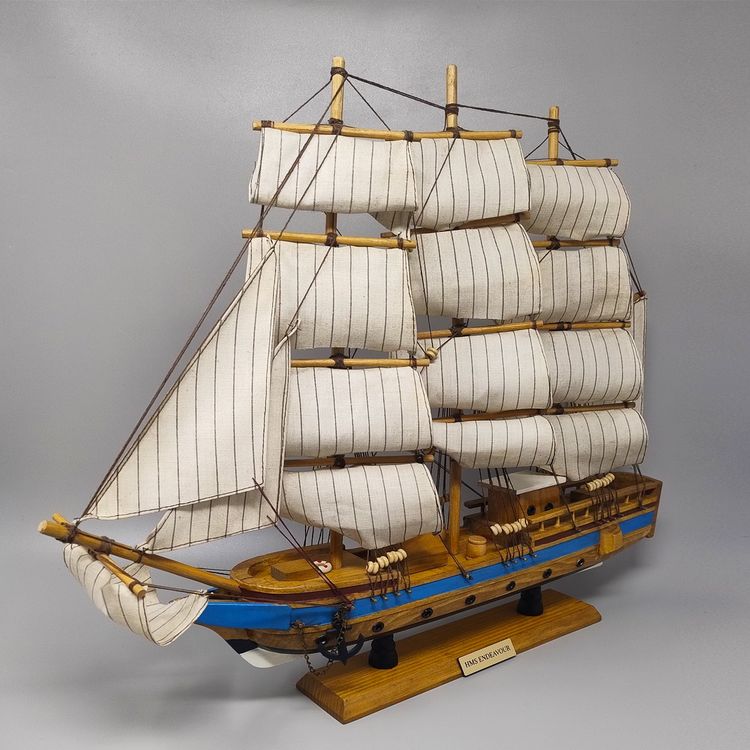 Superbe maquette du HMS Endeavour des années 1970. Fabriquée à la main en Angleterre.