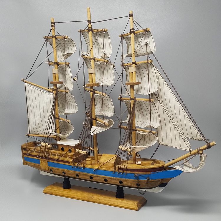 Superbe maquette du HMS Endeavour des années 1970. Fabriquée à la main en Angleterre.