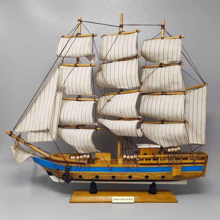 Superbe maquette du HMS Endeavour des années 1970. Fabriquée à la main en Angleterre.