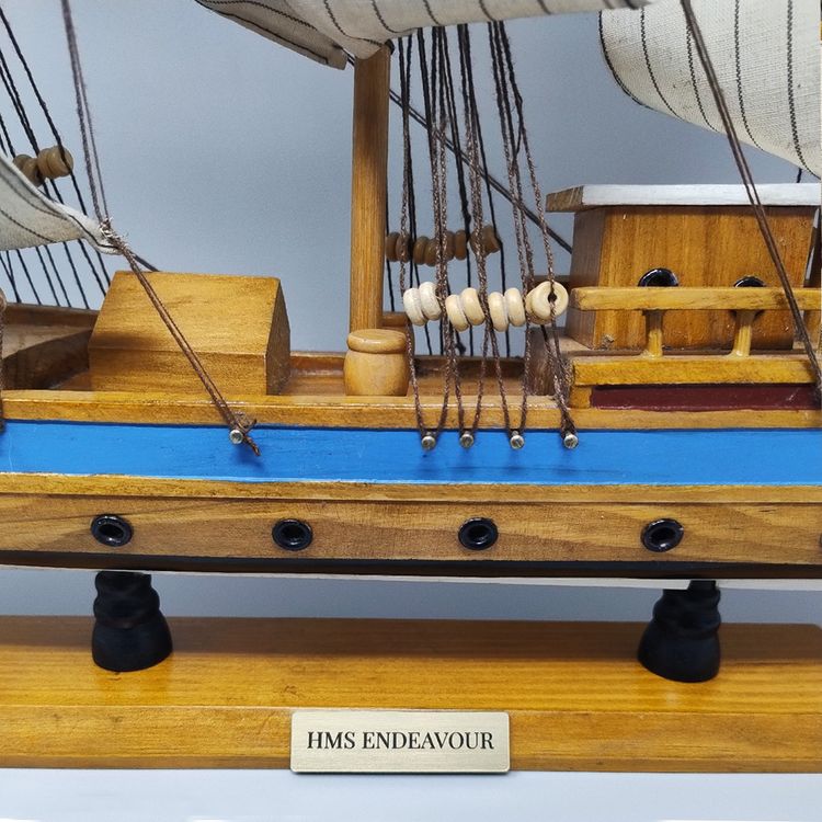 Superbe maquette du HMS Endeavour des années 1970. Fabriquée à la main en Angleterre.