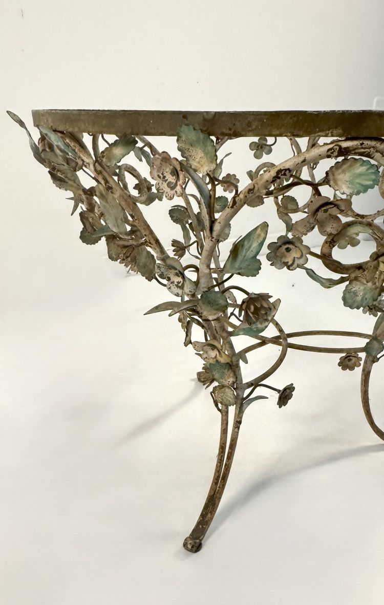Table basse en fer forgé et tôle polychrome, XXe siècle