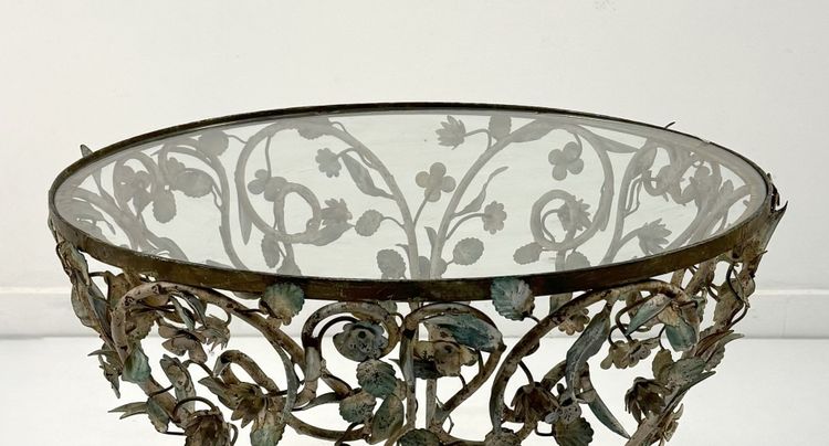 Table basse en fer forgé et tôle polychrome, XXe siècle