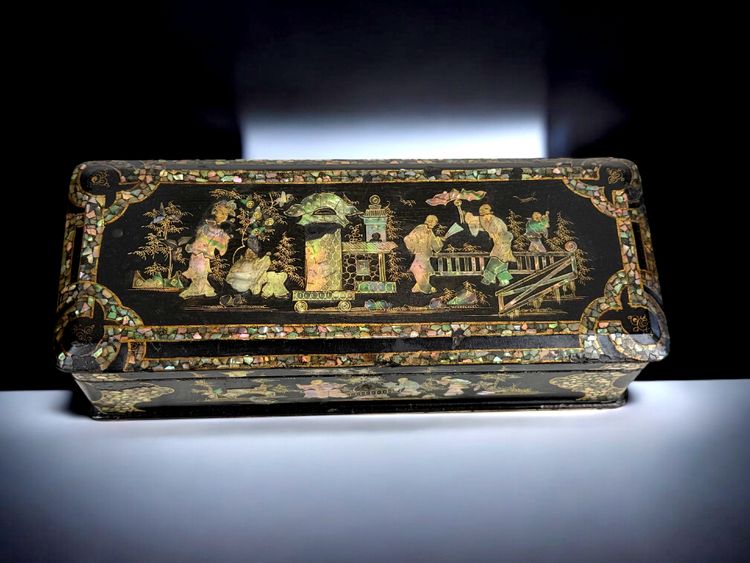 NAPOLEON III PERIOD BOX IN BURGAUTÉ LACQUER, PADDED ON THE INSIDE