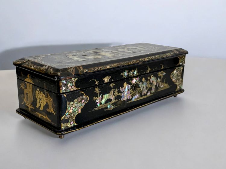 NAPOLEON III PERIOD BOX IN BURGAUTÉ LACQUER, PADDED ON THE INSIDE