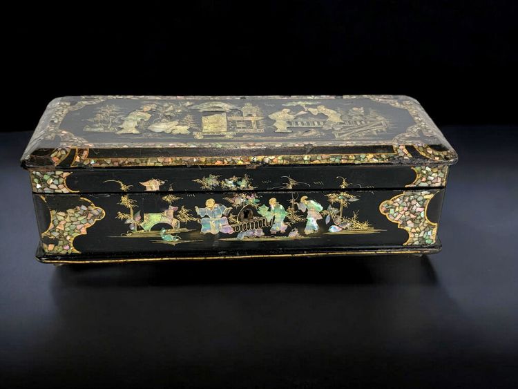 NAPOLEON III PERIOD BOX IN BURGAUTÉ LACQUER, PADDED ON THE INSIDE