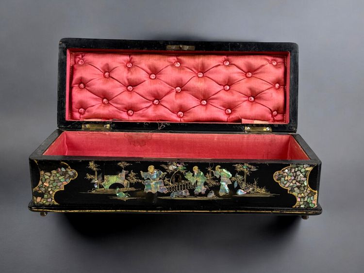 NAPOLEON III PERIOD BOX IN BURGAUTÉ LACQUER, PADDED ON THE INSIDE