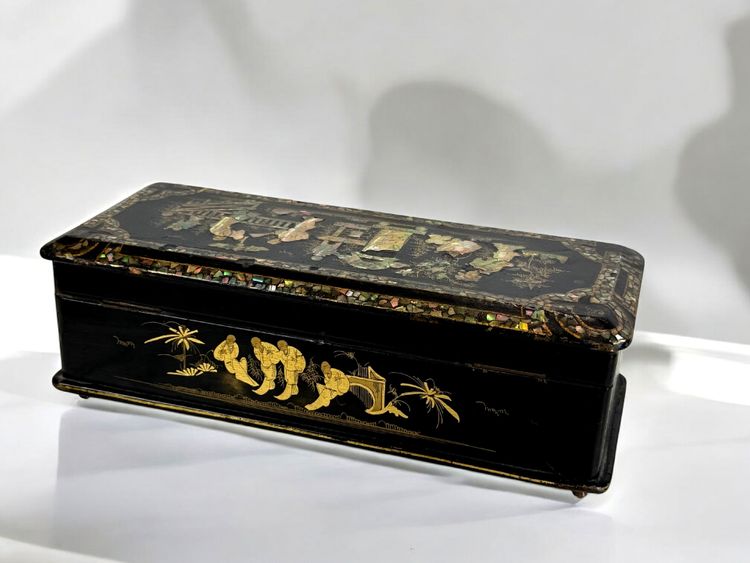 NAPOLEON III PERIOD BOX IN BURGAUTÉ LACQUER, PADDED ON THE INSIDE