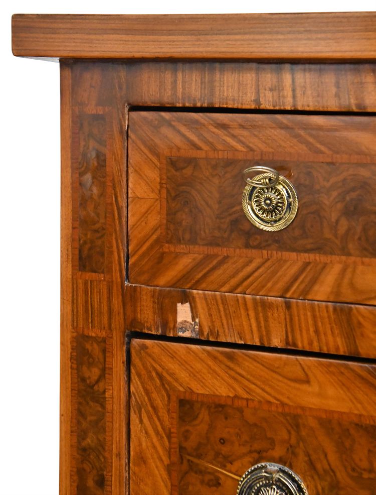 Comò in stile Luigi XVI intarsiato con decorazione a rose dei venti
