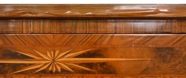 Comò in stile Luigi XVI intarsiato con decorazione a rose dei venti
