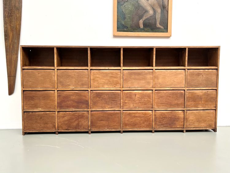 Meuble de métier ancien à 24 casiers
