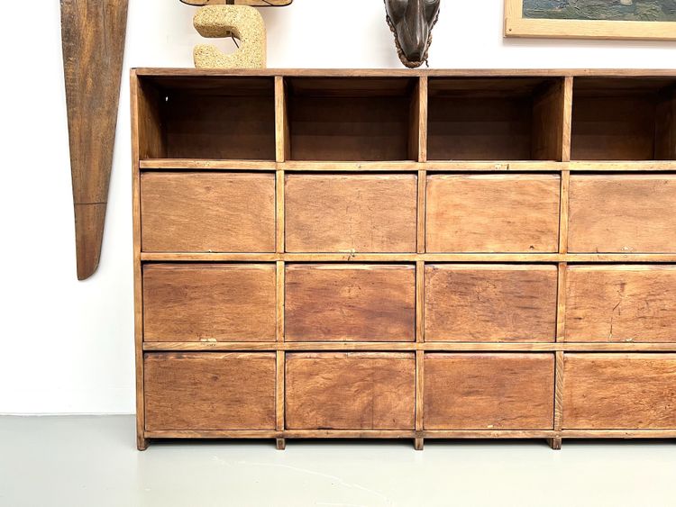 Meuble de métier ancien à 24 casiers
