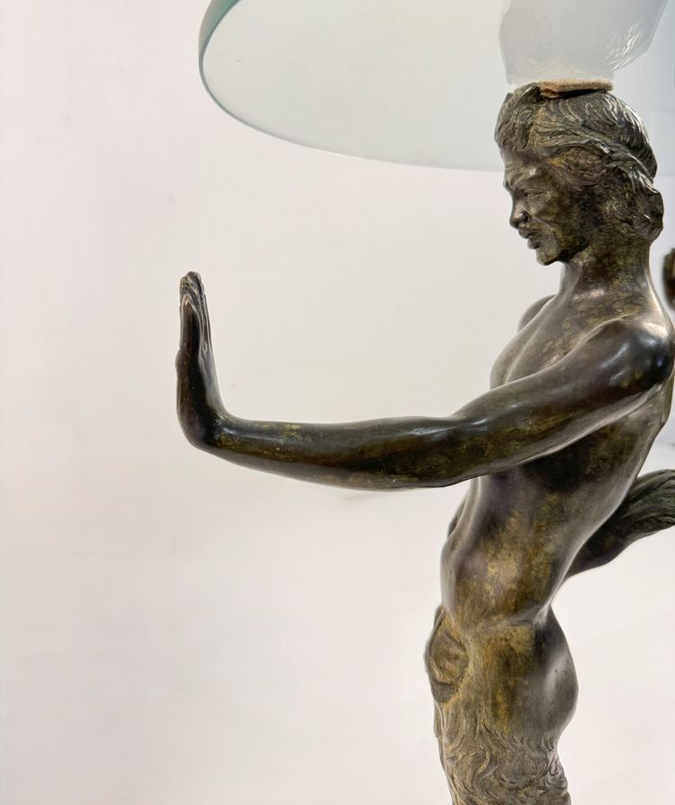 Table basse avec piétement tripode en bronze, XXe siècle