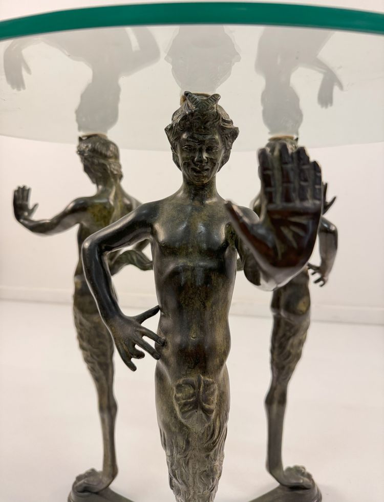 Table basse avec piétement tripode en bronze, XXe siècle
