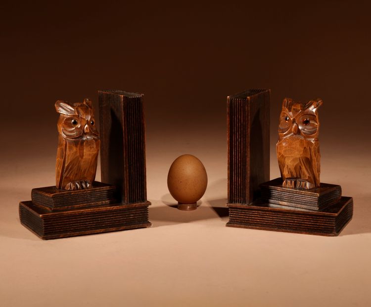  Paire de serre-livres sculptés en forme de hibou, Forêt-Noire, vers 1900-1920.