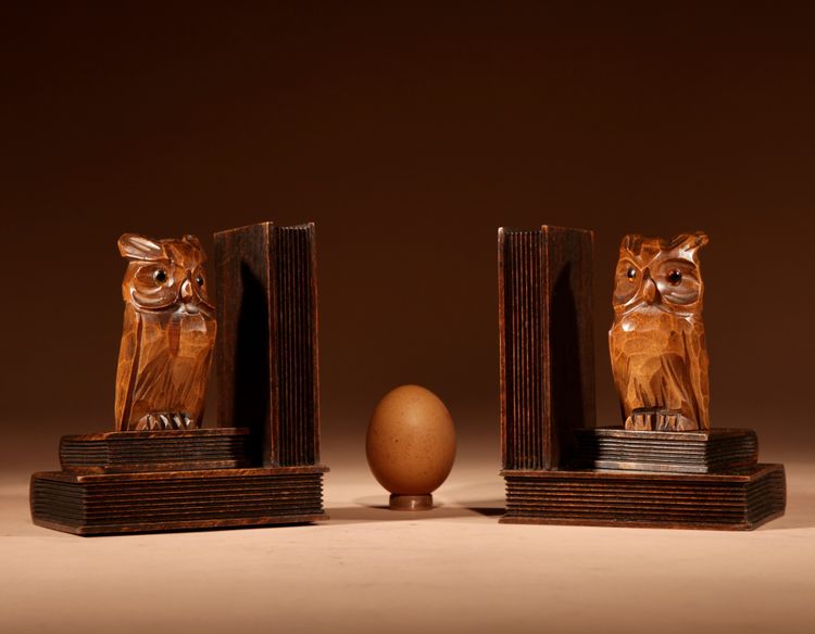  Paire de serre-livres sculptés en forme de hibou, Forêt-Noire, vers 1900-1920.