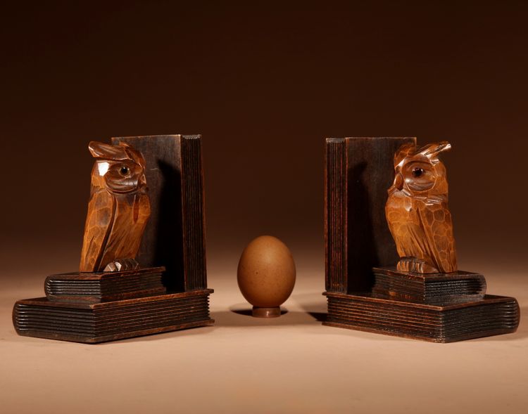  Paire de serre-livres sculptés en forme de hibou, Forêt-Noire, vers 1900-1920.