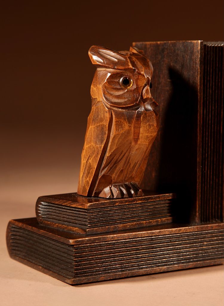  Paire de serre-livres sculptés en forme de hibou, Forêt-Noire, vers 1900-1920.