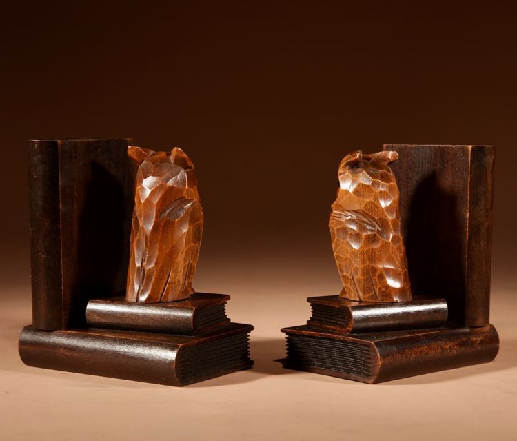  Paire de serre-livres sculptés en forme de hibou, Forêt-Noire, vers 1900-1920.