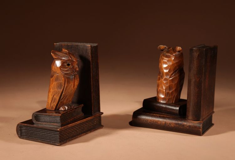  Paire de serre-livres sculptés en forme de hibou, Forêt-Noire, vers 1900-1920.