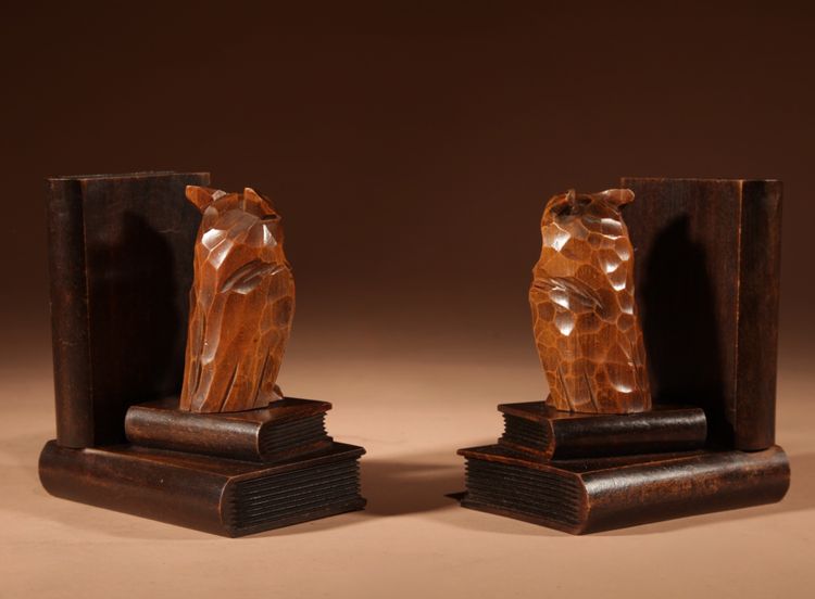  Paire de serre-livres sculptés en forme de hibou, Forêt-Noire, vers 1900-1920.