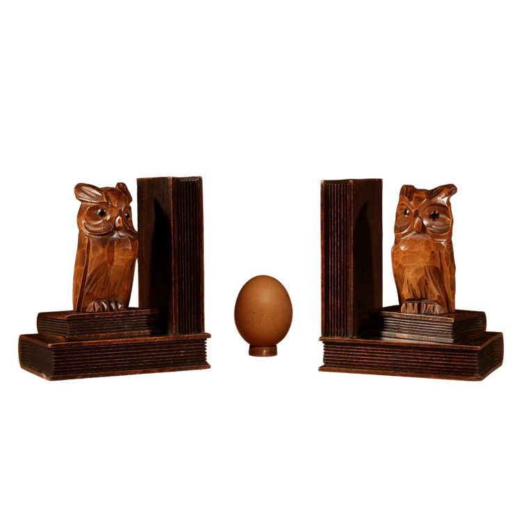  Paire de serre-livres sculptés en forme de hibou, Forêt-Noire, vers 1900-1920.