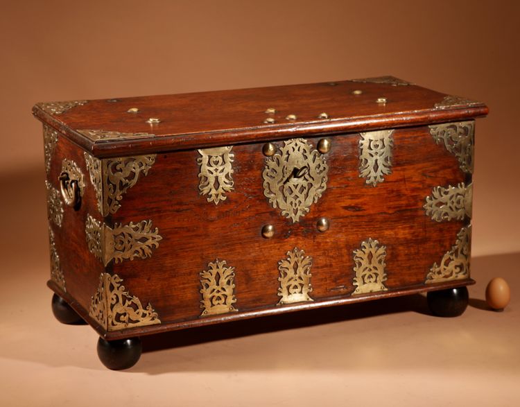 Cassapanca coloniale olandese in legno massello e ottone inciso, XVIII secolo.