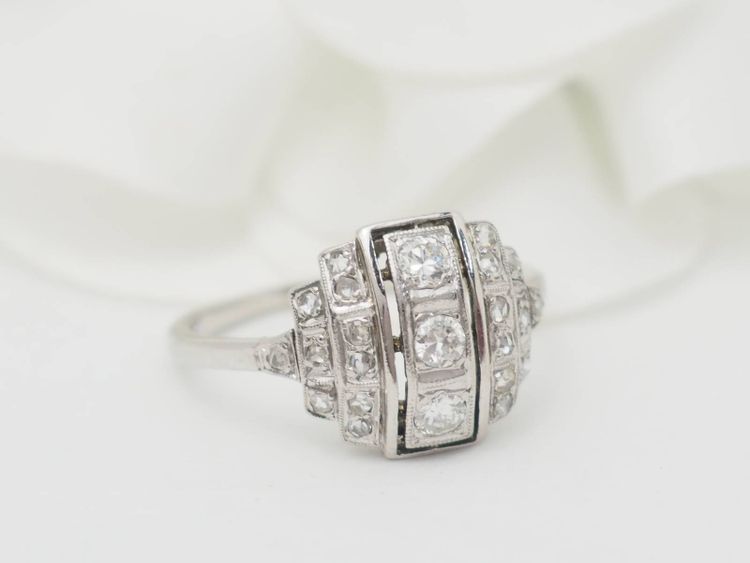 Anello Art Déco in oro bianco, platino e diamanti