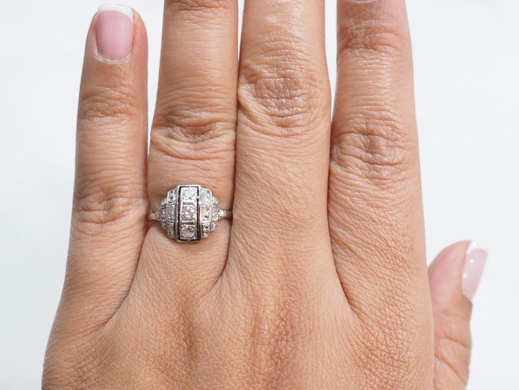 Anello Art Déco in oro bianco, platino e diamanti