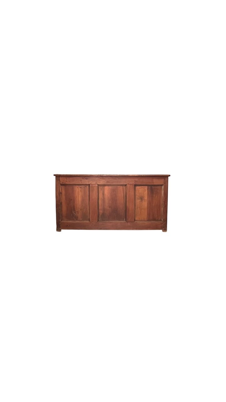Walnut shop sideboard from 1700