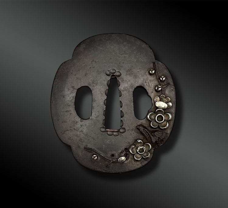 MONTATURA composta da un KOZUKA, una coppia di MENUKI e uno TSUBA - Giappone - Periodo Edo (1603-1868)