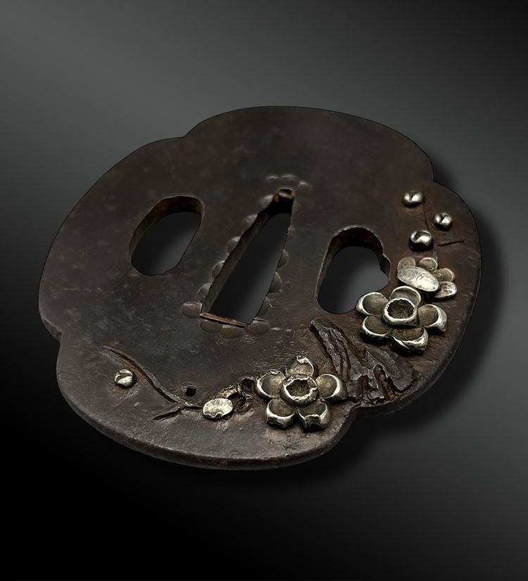MONTATURA composta da un KOZUKA, una coppia di MENUKI e uno TSUBA - Giappone - Periodo Edo (1603-1868)