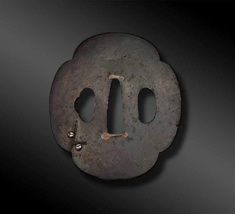MONTATURA composta da un KOZUKA, una coppia di MENUKI e uno TSUBA - Giappone - Periodo Edo (1603-1868)