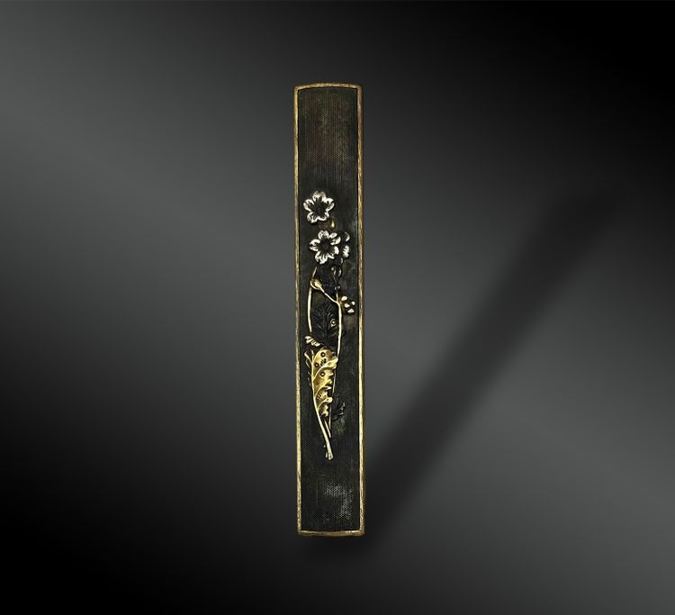MONTATURA composta da un KOZUKA, una coppia di MENUKI e uno TSUBA - Giappone - Periodo Edo (1603-1868)