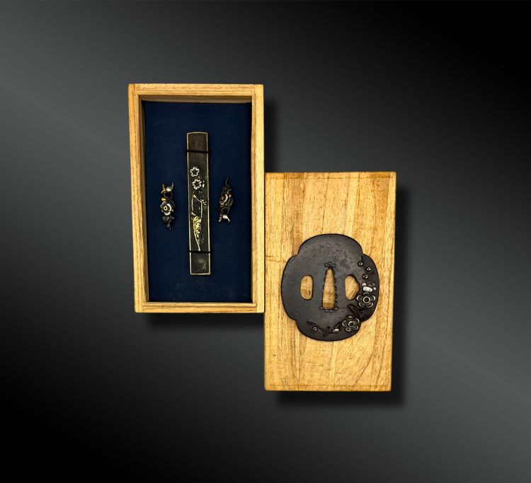 MONTATURA composta da un KOZUKA, una coppia di MENUKI e uno TSUBA - Giappone - Periodo Edo (1603-1868)