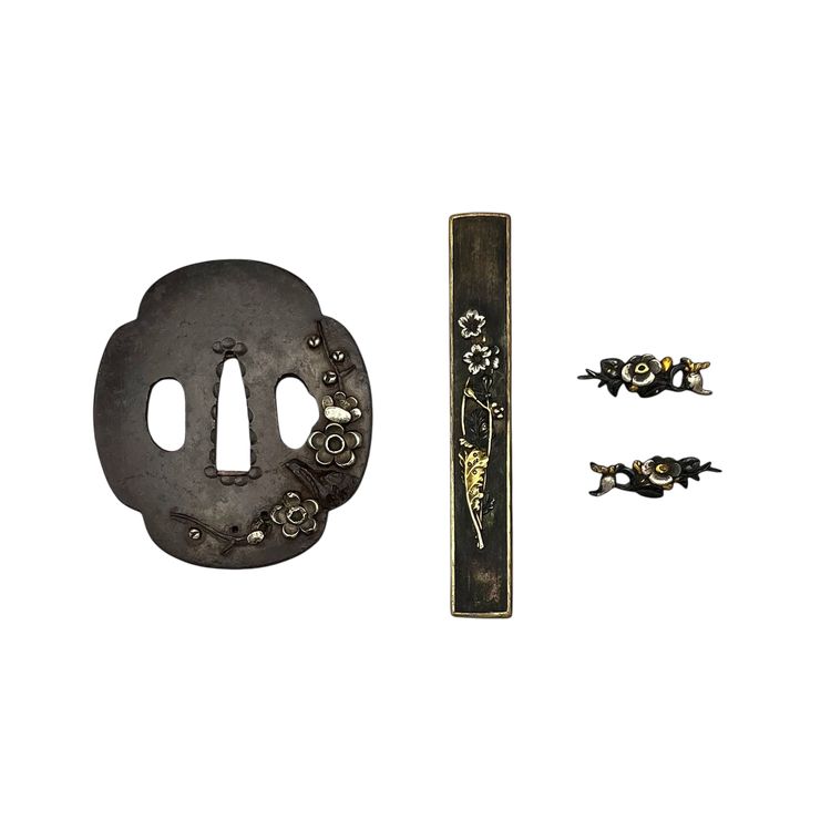 MONTATURA composta da un KOZUKA, una coppia di MENUKI e uno TSUBA - Giappone - Periodo Edo (1603-1868)