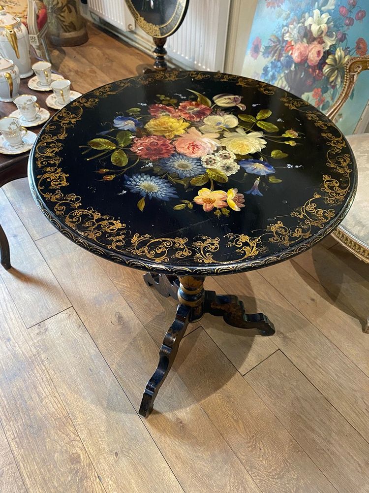 Napoleon III tilting pedestal table, decorated with a bouquet of flowers on a black lacquered background