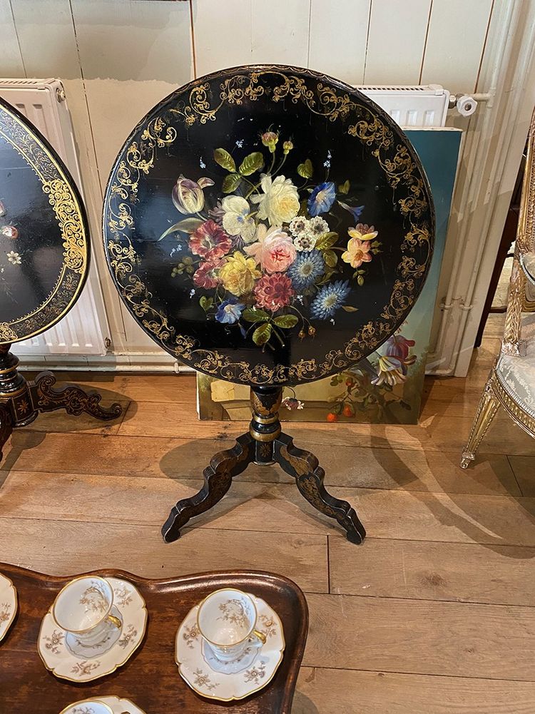 Napoleon III tilting pedestal table, decorated with a bouquet of flowers on a black lacquered background