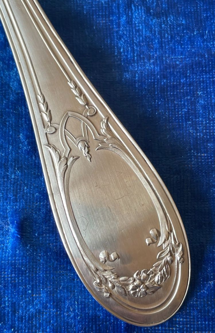 Serving spoon.