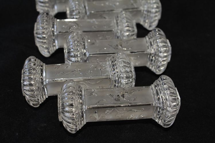 6 poggiacoltelli in vetro stampato con uccelli e volute, stile giapponese, circa 1900