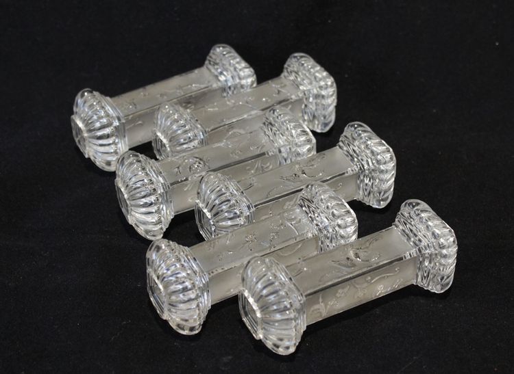 6 poggiacoltelli in vetro stampato con uccelli e volute, stile giapponese, circa 1900