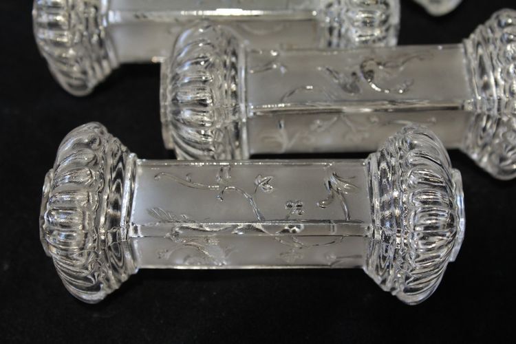 6 poggiacoltelli in vetro stampato con uccelli e volute, stile giapponese, circa 1900