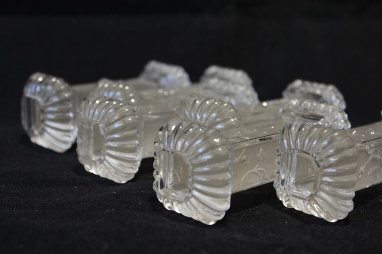 6 poggiacoltelli in vetro stampato con uccelli e volute, stile giapponese, circa 1900