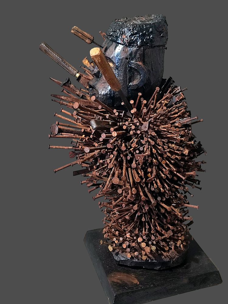 Grand fetiche à clous N'kissi statue Bakongo Kongo Congo RdC