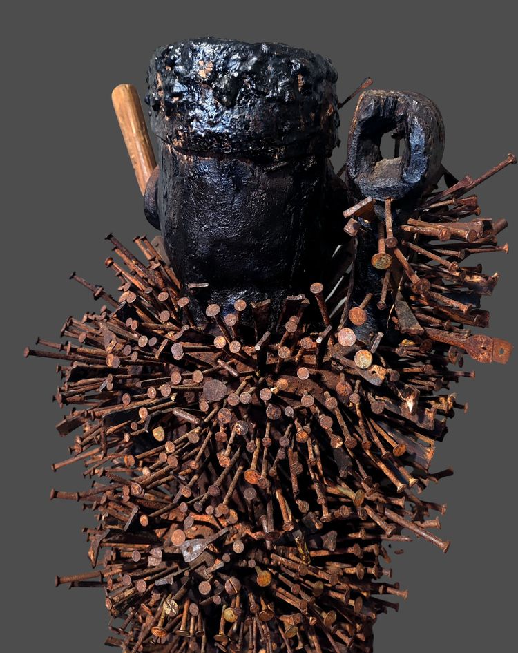 Grand fetiche à clous N'kissi statue Bakongo Kongo Congo RdC