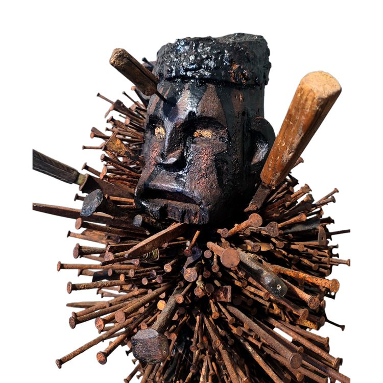 Grand fetiche à clous N'kissi statue Bakongo Kongo Congo RdC