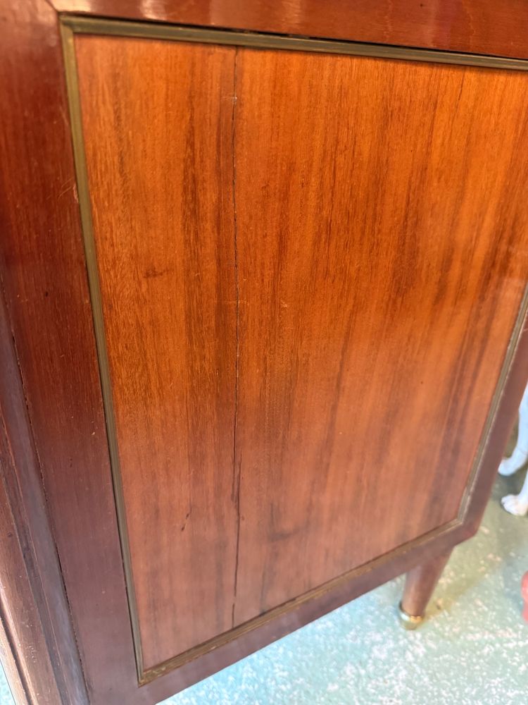 Cassettiera in stile Luigi XVI in mogano, piano in marmo nero.