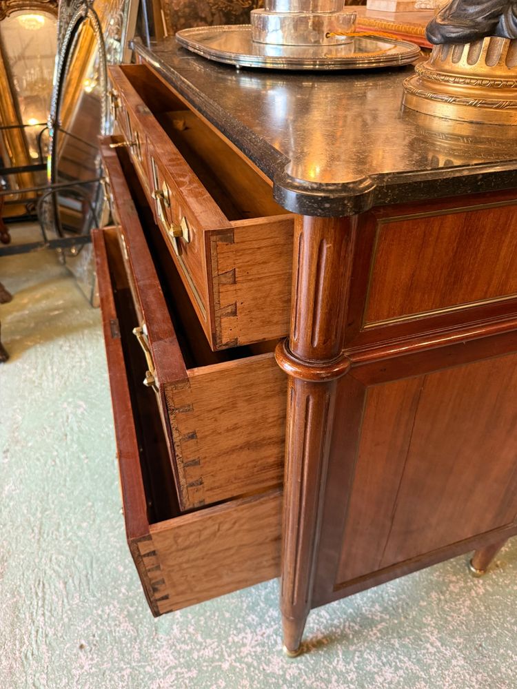 Cassettiera in stile Luigi XVI in mogano, piano in marmo nero.