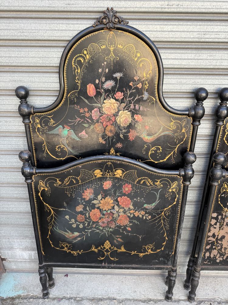 Coppia di letti gemelli in lamiera nera del XIX secolo, decorati con fiori dipinti, periodo Napoleone III